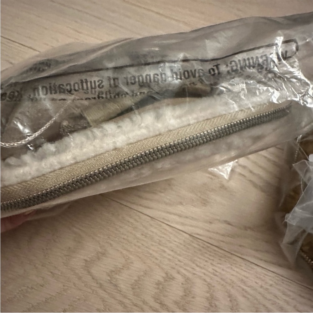 Lululemon sherpa belt bag in cream sherpa - Picture 6 of 6